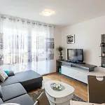 Luka Apartment *
