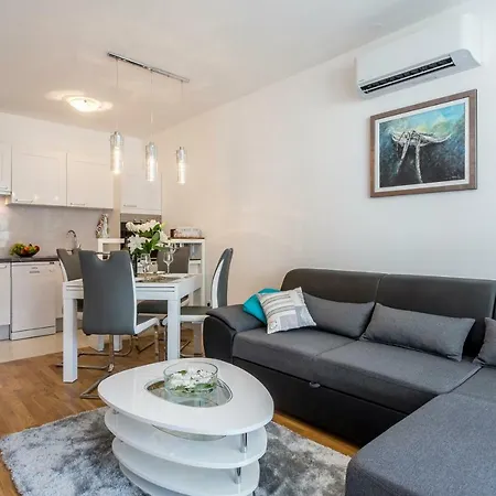 Luka Apartment *